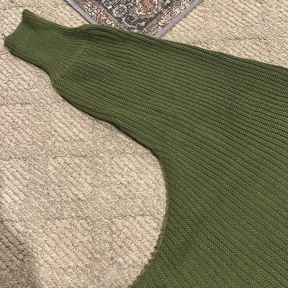 Green V-Neck Sweater with Textured Ribbed Pattern - Picture 3 of 3